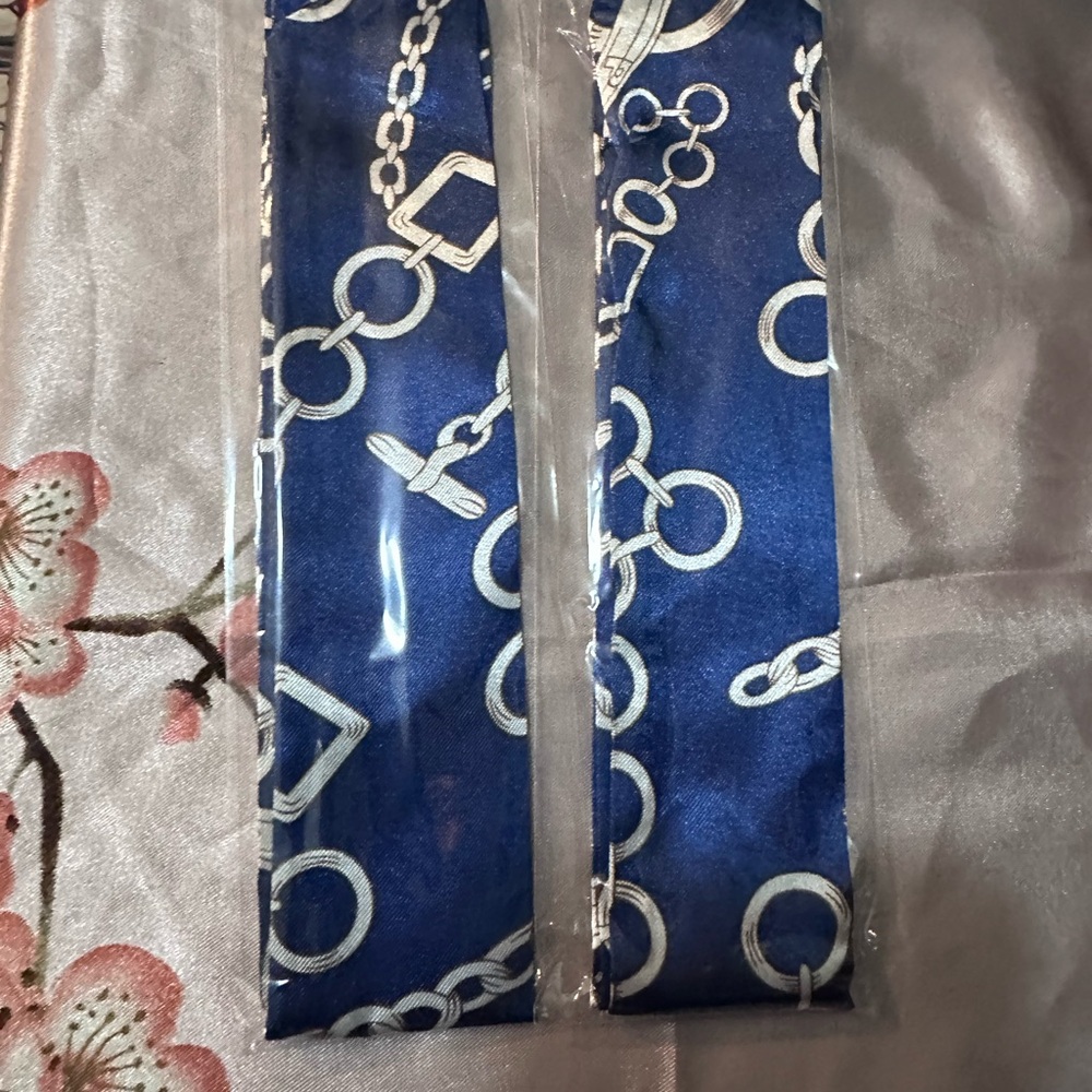 Blue and White Chain Pattern twilly Scarf set